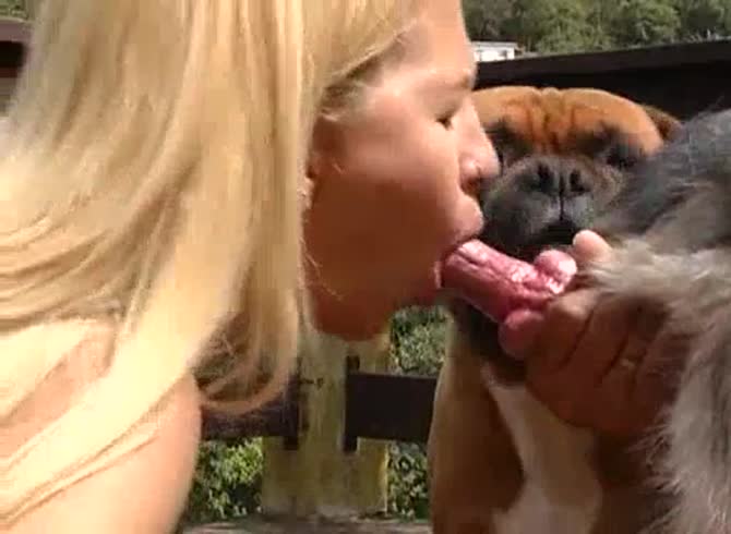 Video :Outdoor dog sex in the park with blonde slut