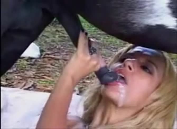 Video :Beautiful blonde got cumshot in her mouth from horse orgasm