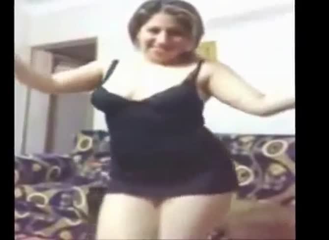 Video :Sexy amateur blonde babe dancing and stripping on cam