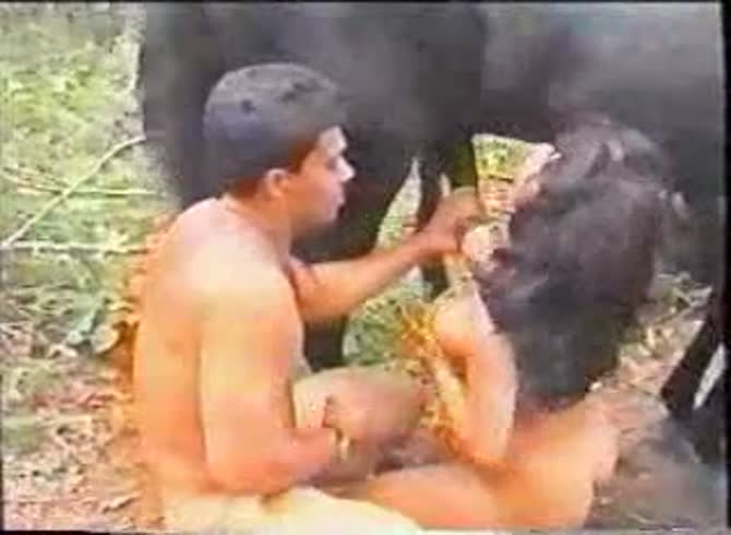 Video :Kinky lady and kinky guy having fun playing with horse dick