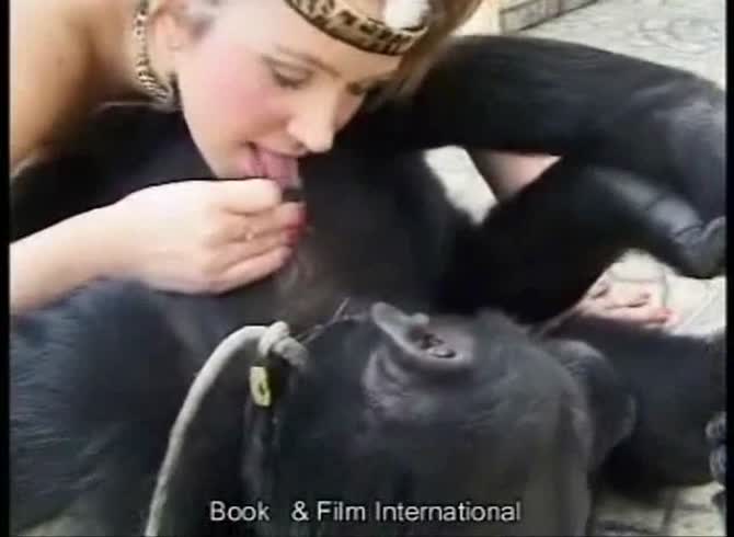 Video :Dog dick got sucked by a blonde bitch