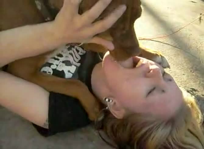 Video :Dog and blonde teen beastie gal kissing aggressively